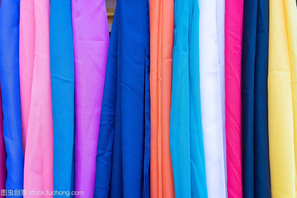 意大利市場(chǎng)的多彩圍巾 紡織品的色彩藝術(shù)